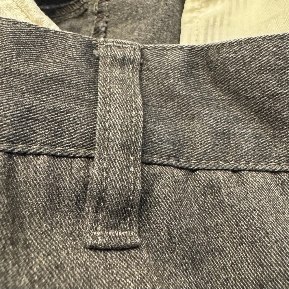 Volcom dark gray men's mid length shorts, zipper button closure, pockets, 32. - Picture 15 of 15